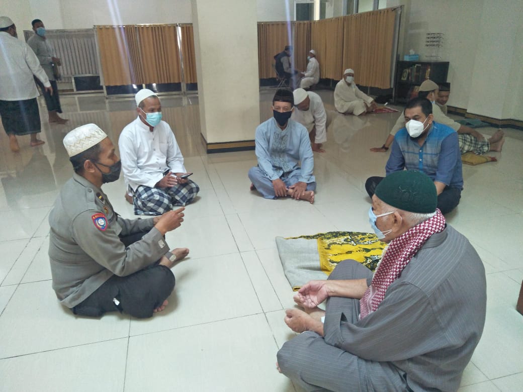 Panit Binmas Polsek Krembangan Gelar Jumat Darling, Sampaikan Himbauan Patuh Protokol Kesehatan