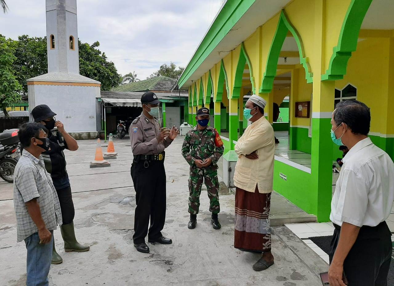 Babinkamtibmas Perak Timur Sampaikan Himbauan Protokol Kesehatan Kepada Takmir Masjid
