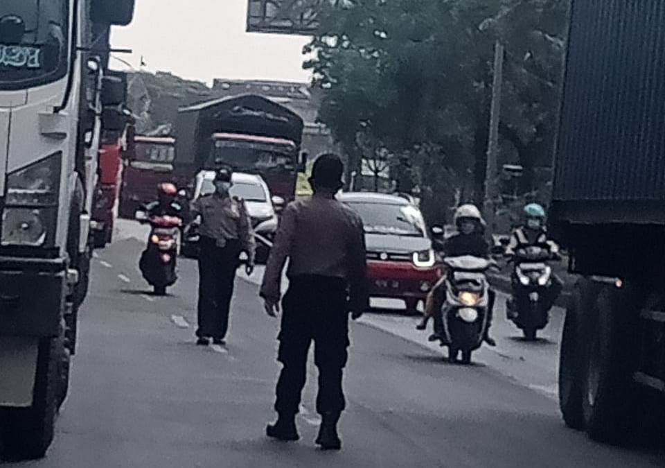 Polsek Asemrowo Laksanakan Pengaturan Sore Hari, Beri Pelayanan Bantu Kepulangan Pekerja