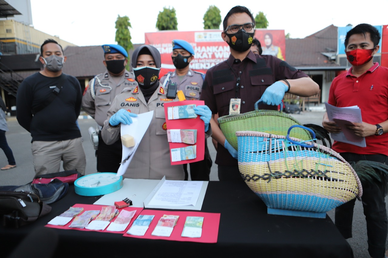 Kapolres Tanjung Perak Pimpin Konferensi Pers Pengungkapan Kasus Judi Sabung Ayam