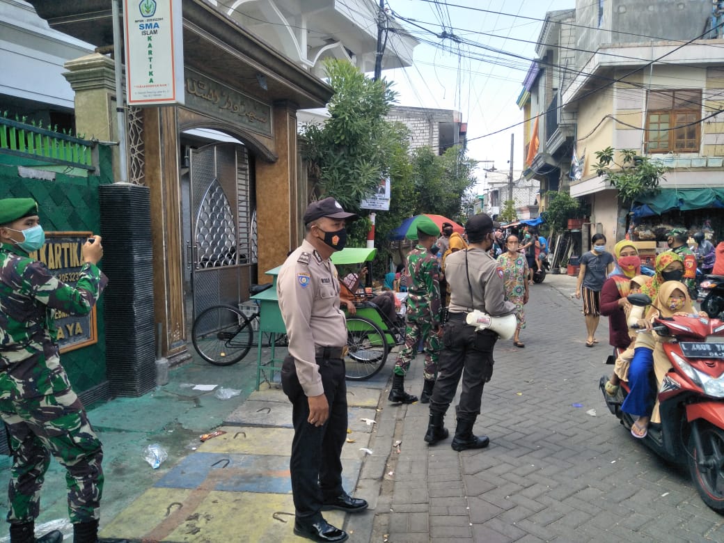 Polsek Krembangan Gelar Razia Masker Terhadap Pengunjung & Pedagang Pasar