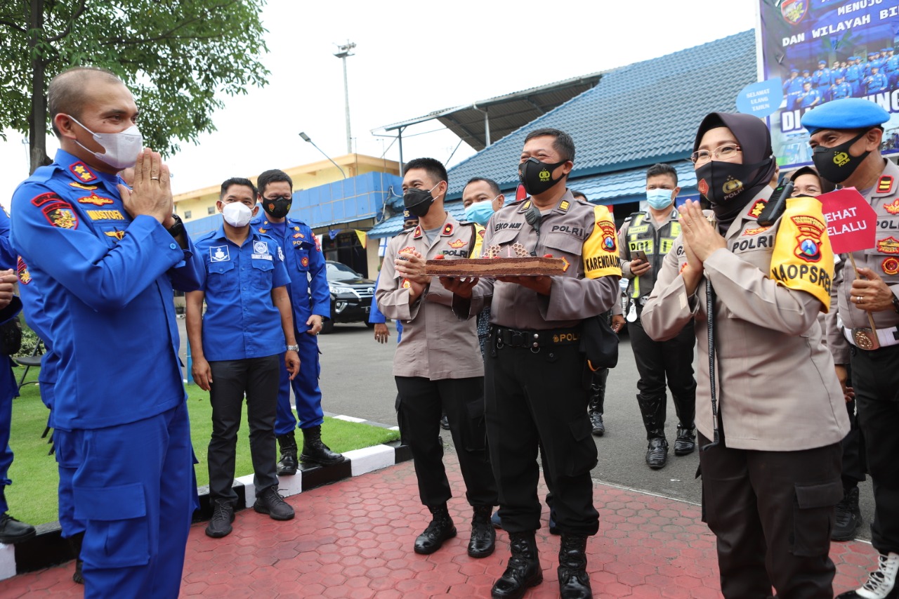 Rayakan HUT Polairud Ke-70, Kapolres Tanjung Perak Berikan Kejutan Kue Ulang Tahun