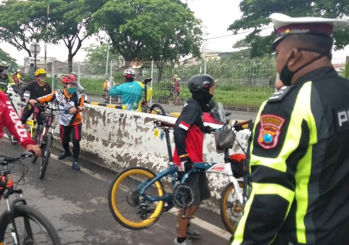 Satlantas Polres Tanjung Perak Cegah Pengguna Sepeda Onthel Masuk Tol Suramadu
