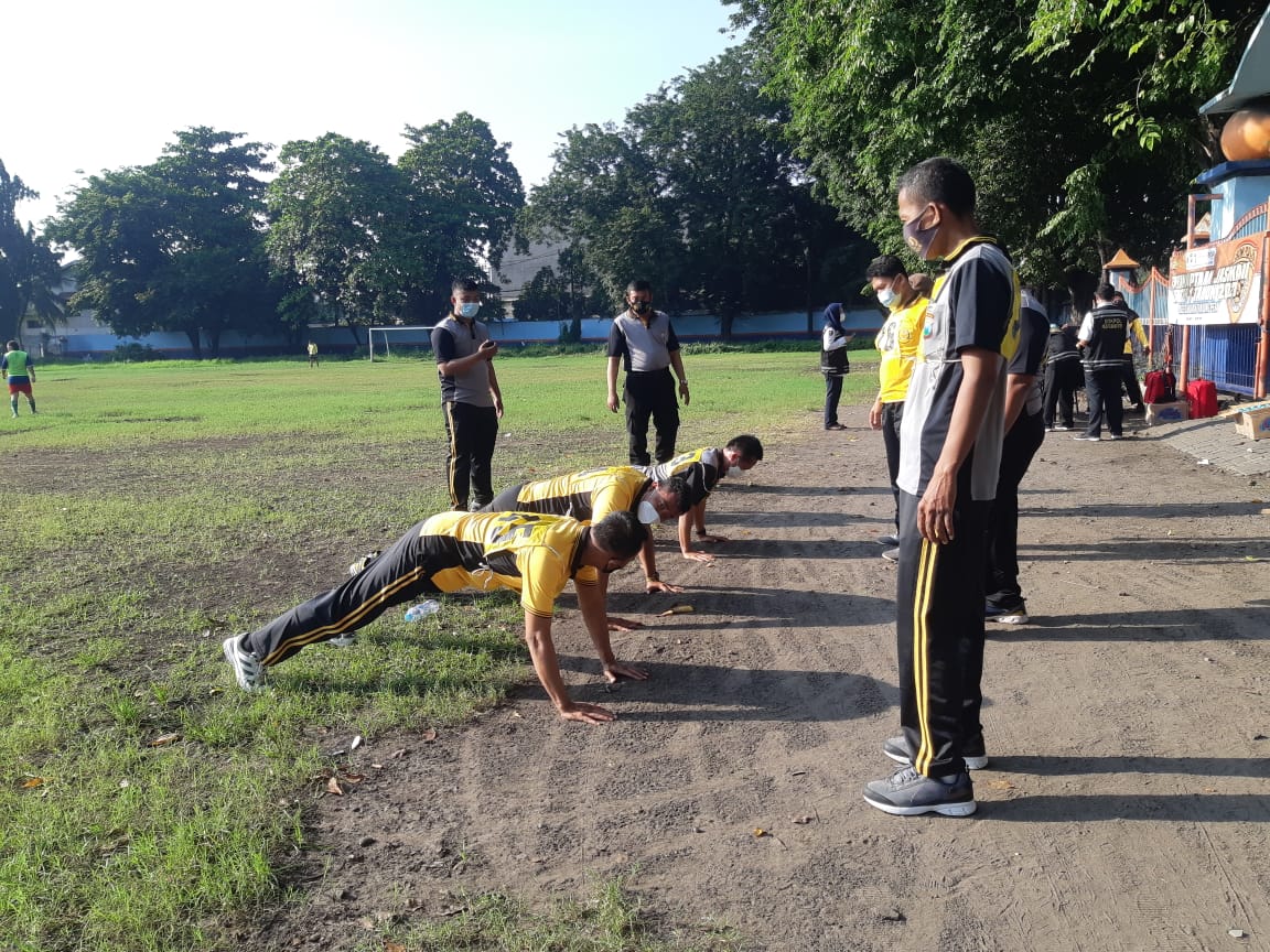 Anggota Polres Tanjung Perak Bersama Polsek Jajaran Ikuti Pelaksanaan TKJ di Lapangan Prapat Kurung