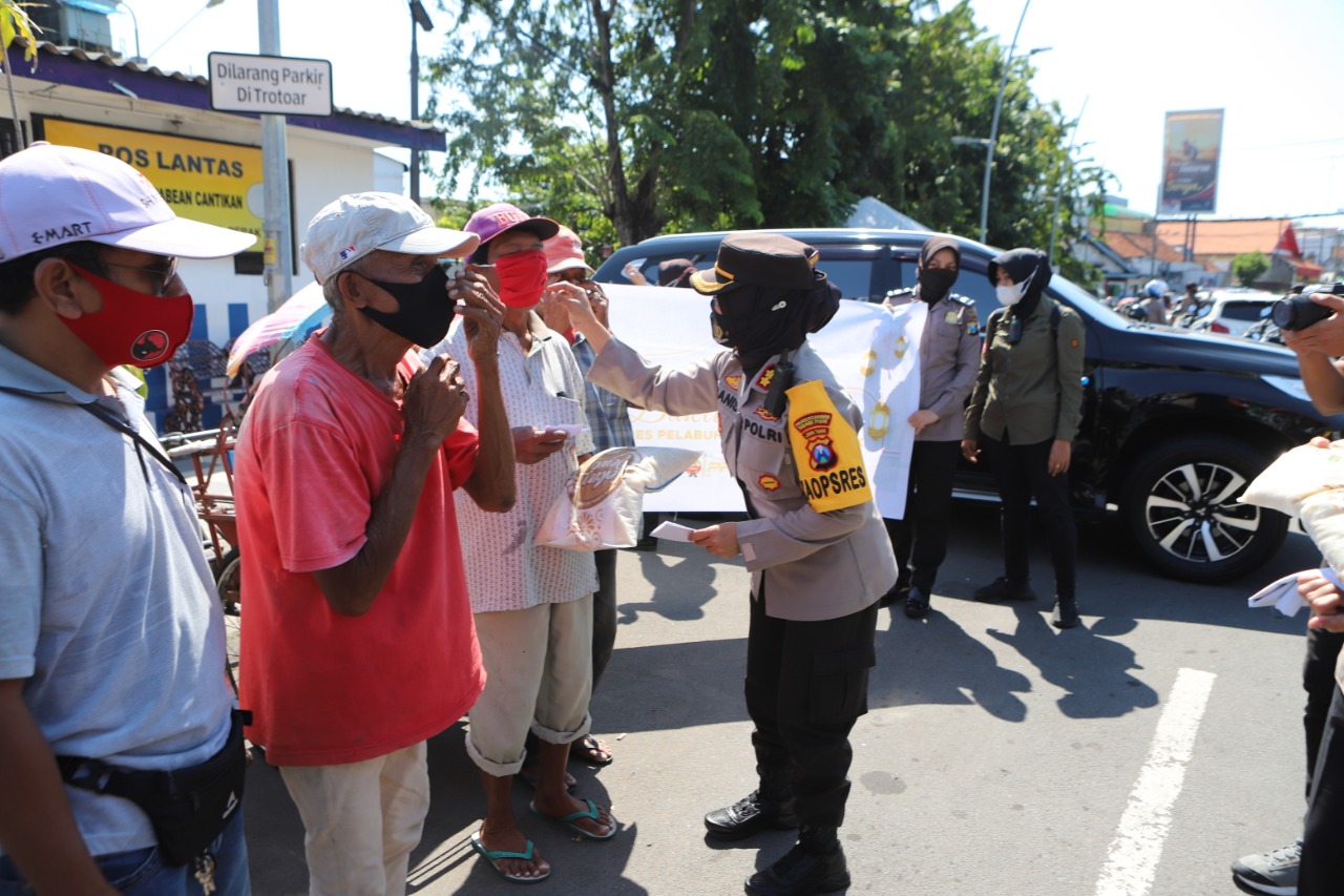 Kapolres Tanjung Perak Bersama Polwan Bagikan Paket Beras Kepada Penarik Becak, Peringati Hari Kartini