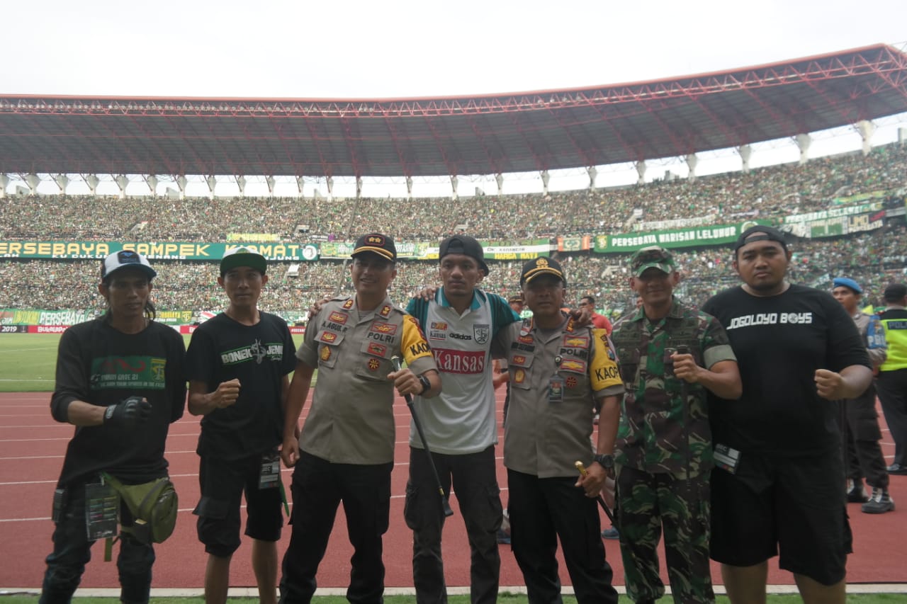 Kapolres Tanjung Perak Bersama Dandim & Kapolrestabes Surabaya Berikan Arahan Ke Supporter Bonek