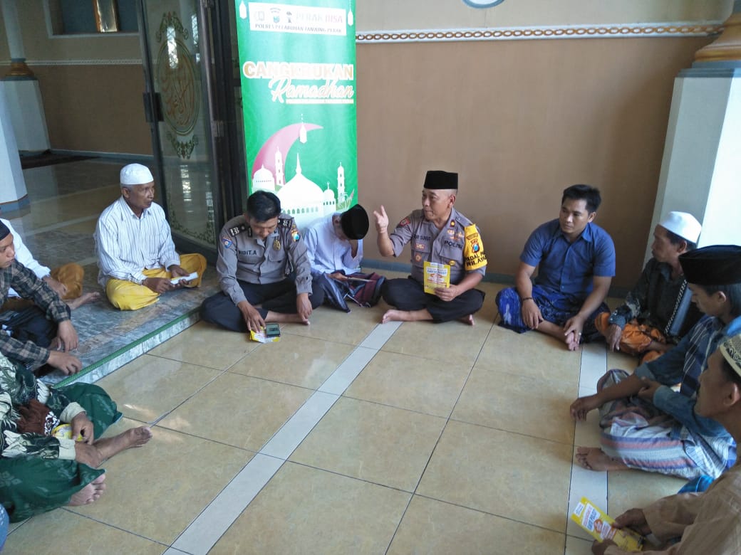 Kapolsek Asemrowo Sampaikan Waspada Kriminalitas di Acara Cangkrukan Ramadhan