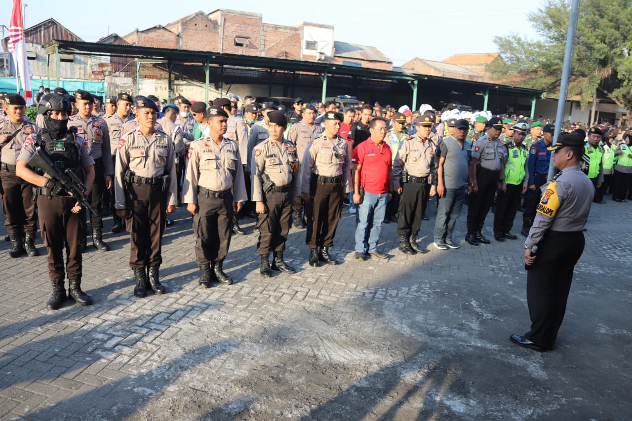 Kabag Ops Polres Tanjung Perak Pimpin Apel PAM Penyegelan Pasar