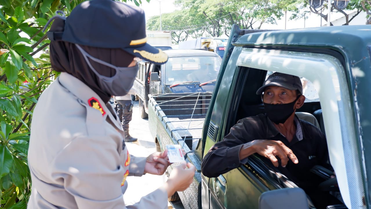 Kapolres Tanjung Perak Pantau Langsung Penerapan PSBB di Pospam Suramadu