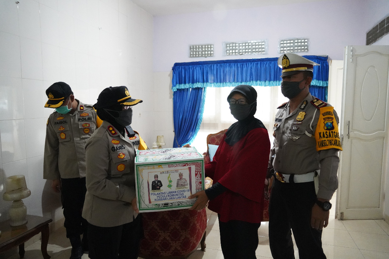 Kapolres Tanjung Perak Bagikan Sembako Kepada Keluarga Korban Laka Lantas