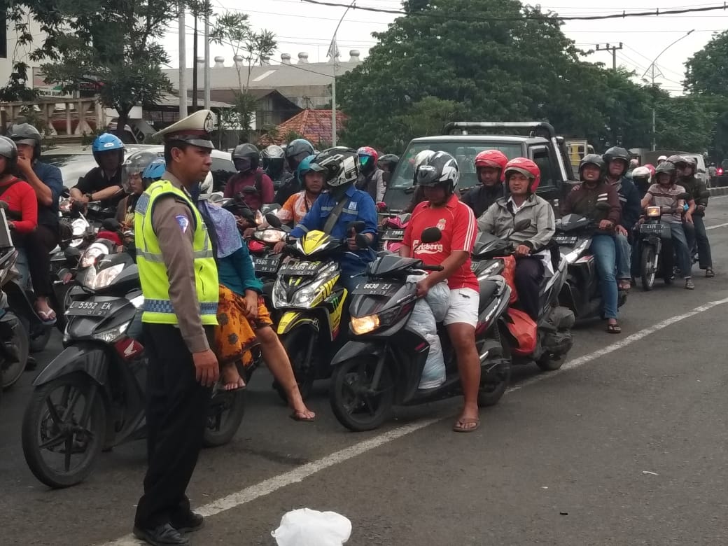 Polsek Krembangan Lakukan Pengaturan Lalu Lintas Sore Cegah Kemacetan