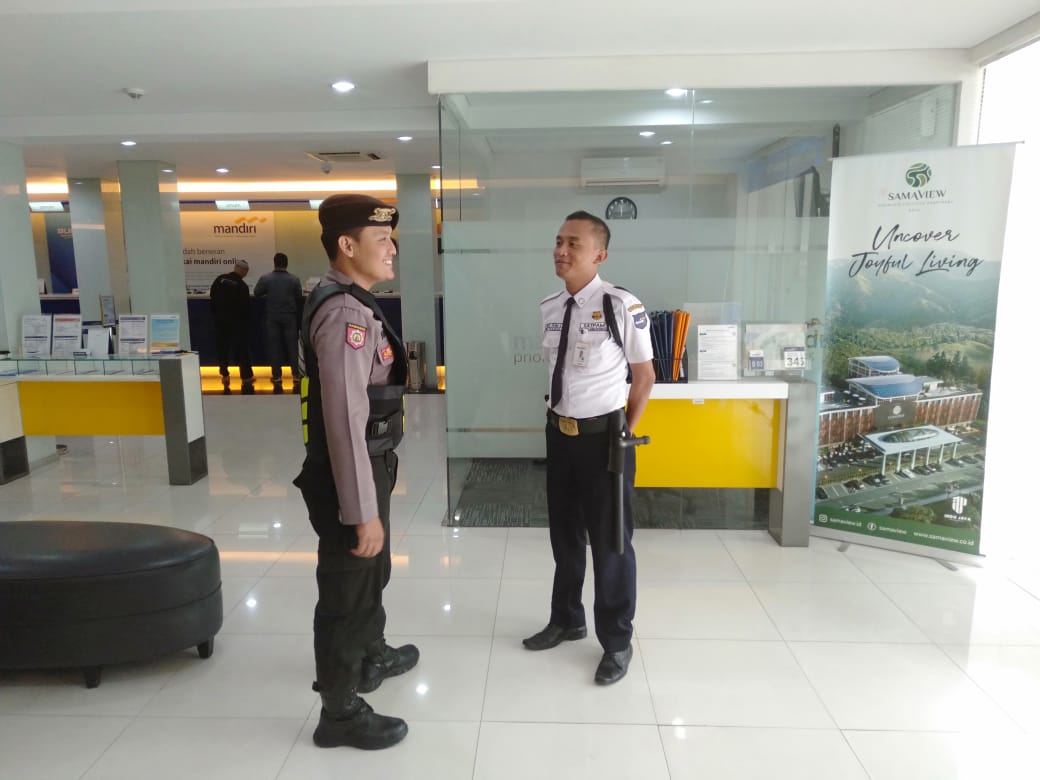 Satsabhara Polres Tanjung Perak Patroli Dialogis di Kantor Bank Mandiri