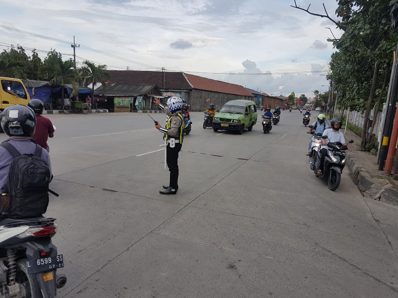 Satlantas Polres Tanjung Perak Atur Lalu Lintas Sore Cegah Kemacetan