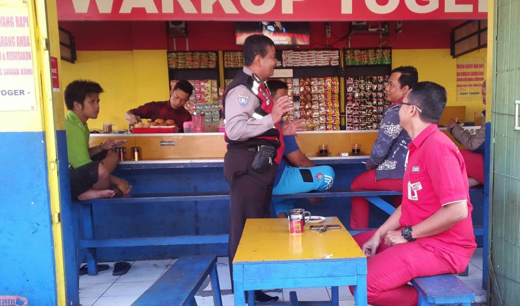 Babinkamtibmas Krembangan Utara Sampaikan Pesan Waspada 3C ke Pengunjung Warkop