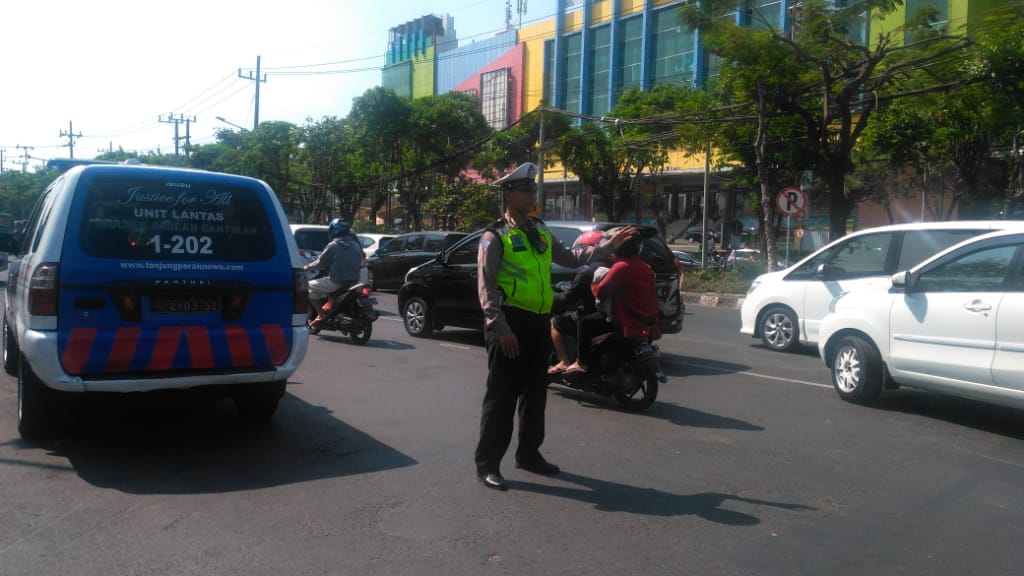 Unit Lantas Polsek Pabean Cantikan Gelar Pengaturan Sore, Bantu Kepulangan Pekerja