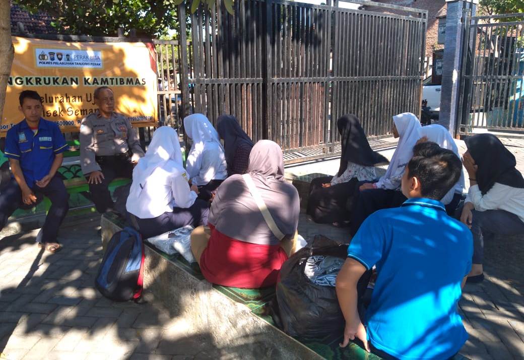 Panit Binmas Polsek Semampir Cangkrukan Bersama Masyarakat, Bahas SPKT Door To Door