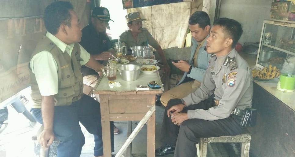 Babinkamtibmas Dupak Sosialisasi SPKT Door To DoorKe Pengunjung Warung
