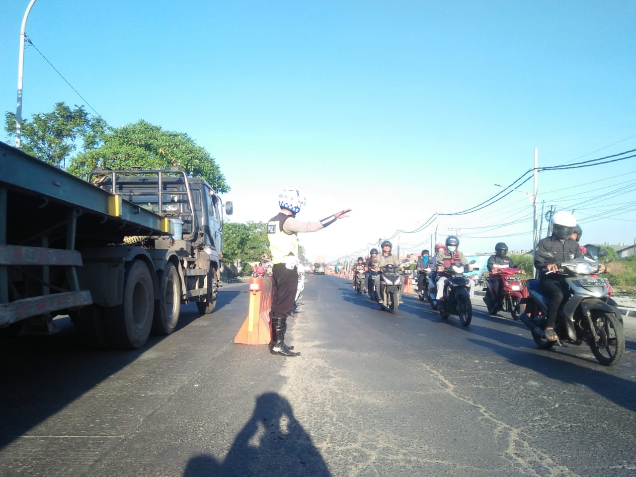 Satlantas Polres Tanjung Perak Gelar Pengaturan Lalu Lintas, Berikan Pelayanan Masyarakat