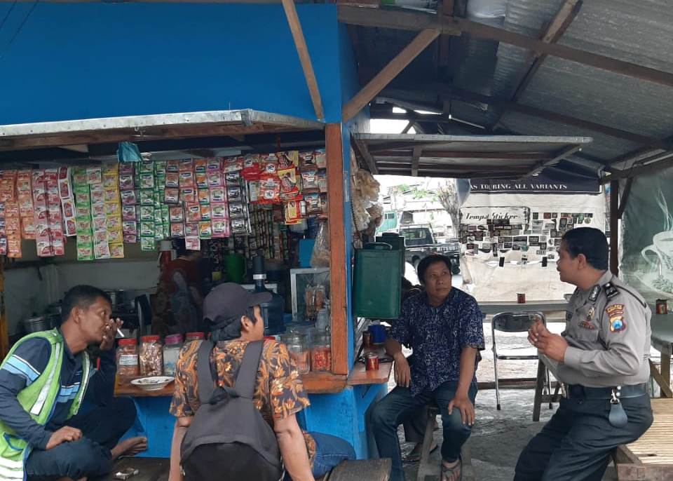 Babinkamtibmas Krembangan Utara Sosialisasi SPKT Door To Door Ke Pengunjung Warung