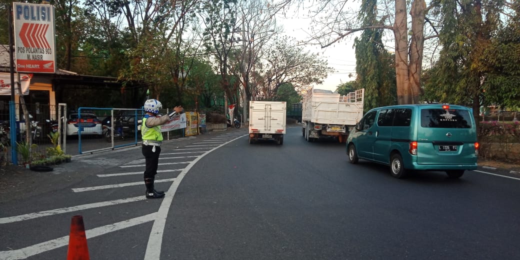 Satlantas Polres Tanjung Perak Lakukan Pengaturan Sore, Bantu Kepulangan Pekerja