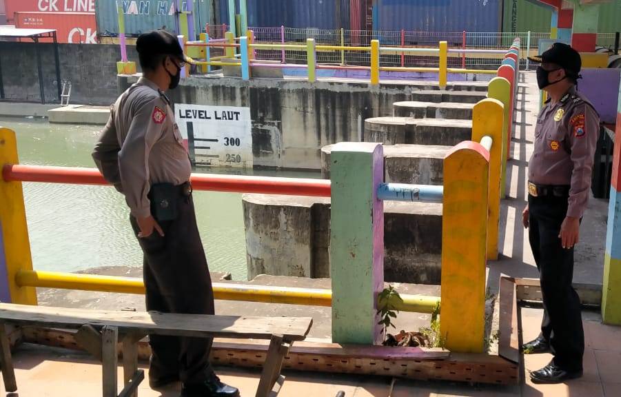 Deteksi Dini Potensi Banjir, Polsek Asemrowo Rutin Pantau Debit Air