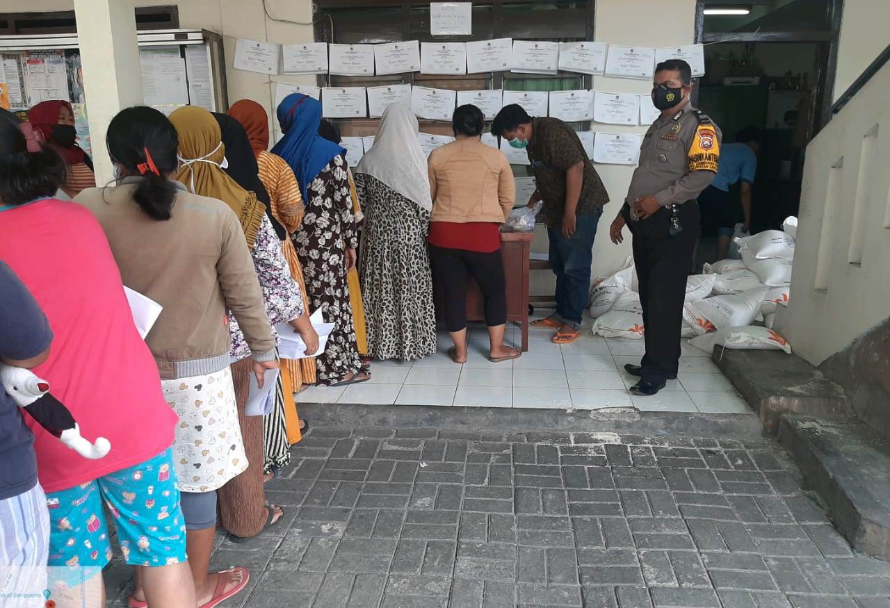 Babinkamtibmas Krembangan Utara Kawal Pengambilan Bantuan Sembako