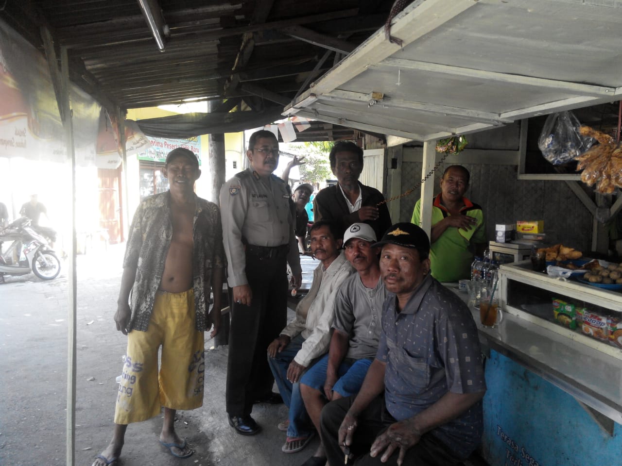 Pesan Tertib Berlalu Lintas Disampaikan Babinkamtimas Pegirian Kepada Sopir Angkot