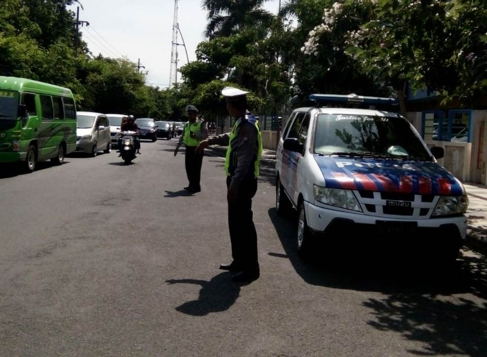 Polsek Pabean Cantikan Tertibkan Parkir Liar & Taksi Online Depan Pasar Atom