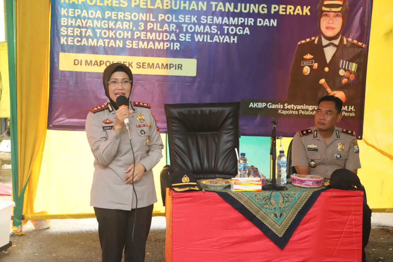 Kapolres Tanjung Perak Beri Sumbangan Paket Sembako Untuk Kaum Duafa di Wilayah Semampir