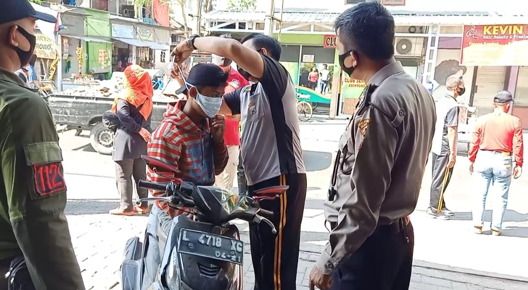 Polsek Asemrowo Lakukan Operasi Penertiban Masker di Depan Mako