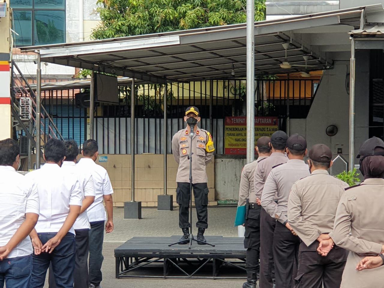 Wakapolres Tanjung Perak Sampaikan Pesan Jaga Kesehatan Dalam Apel Pagi