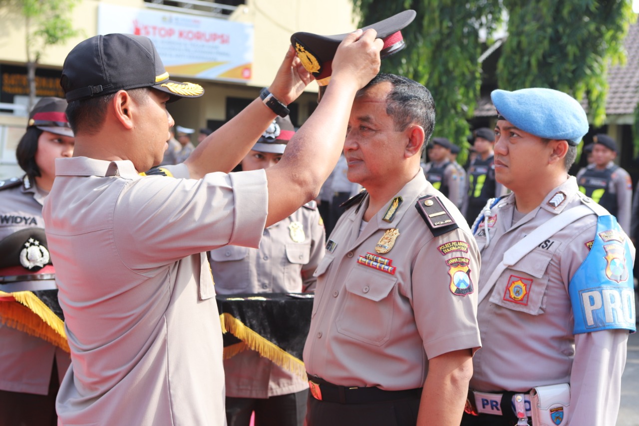 Wakapolres Tanjung Perak Pimpin Upacara Kenaikan Pangkat & Purna Bakti