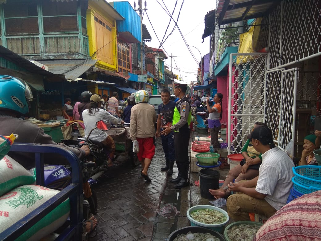 Unit Lantas Polsek Pabean Cantikan Atur Lalu Lintas Sore di Jalan Panggung