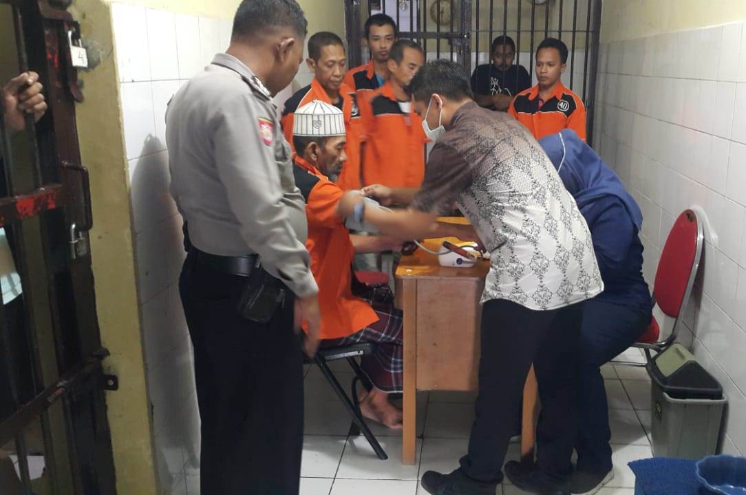 Pantau Kesehatan Tahanan, Urkes Polres Tanjung Perak Lakukan Pengecekan Setiap Jumat