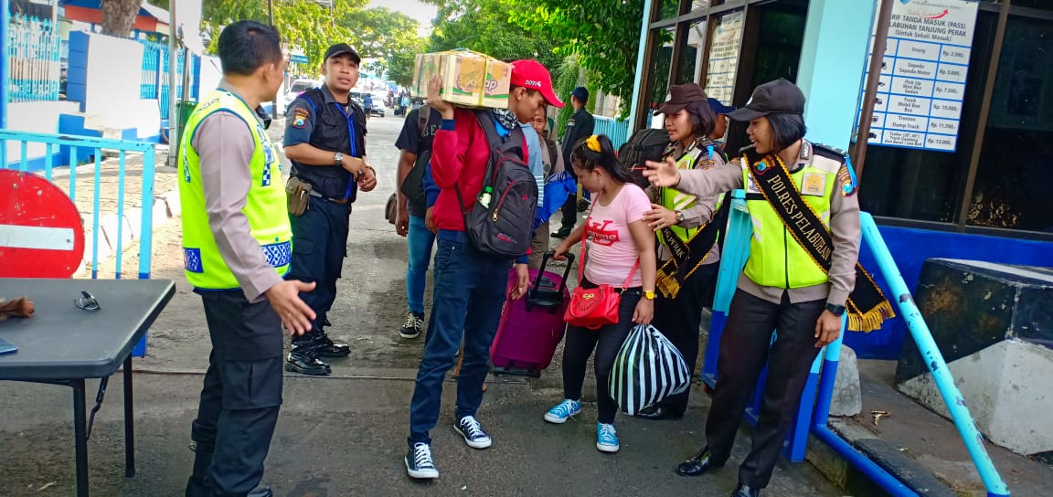Polwan Polres Tanjung Perak Laksanakan Pengamanan Pemudik di Sub Posyan