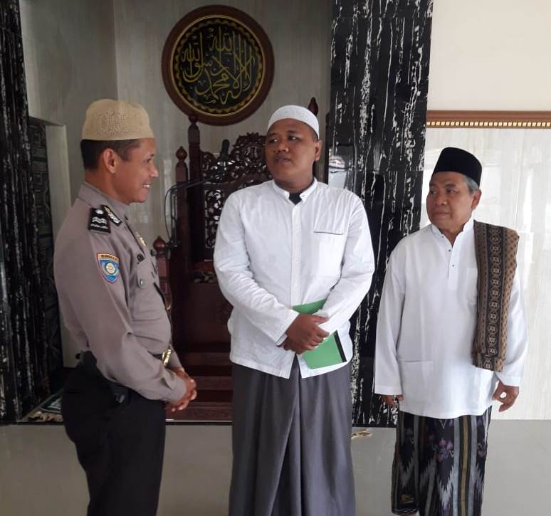 Babinkamtibmas Takal Kedinding Gelar Jumat Darling ke Masjid Al Amanah