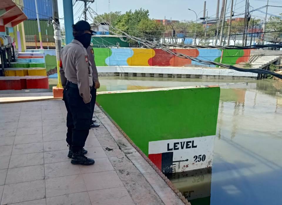 Pantau Debit Air, Polsek Asemrowo Antisipasi Potensi Banjir