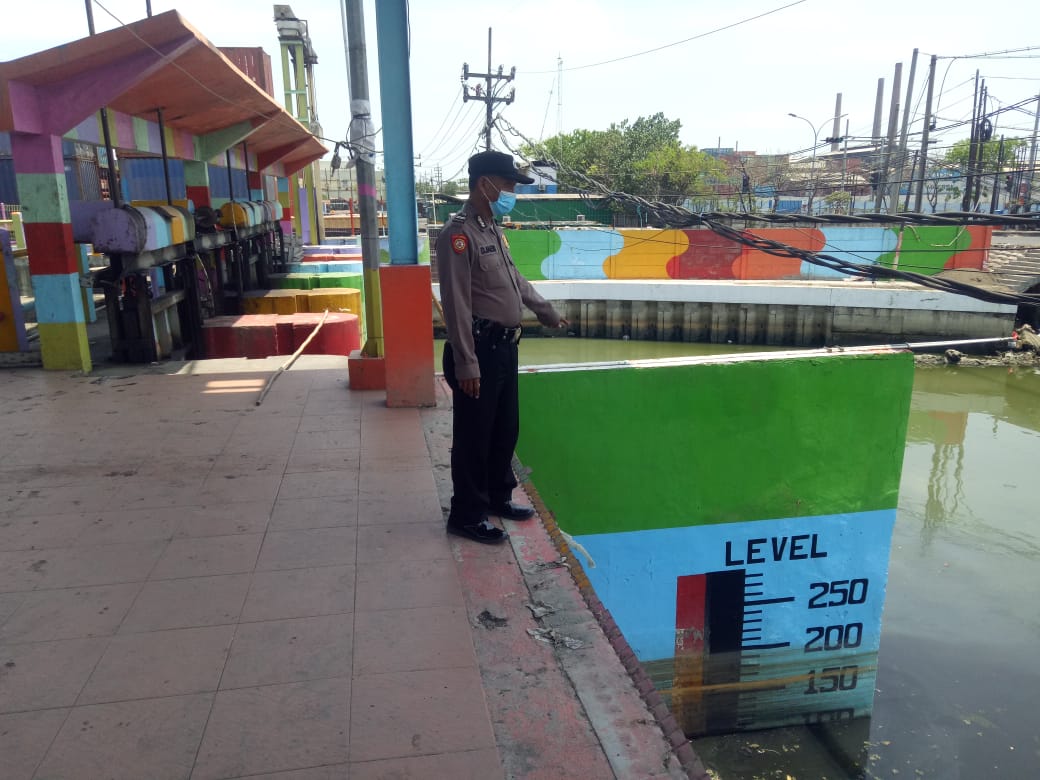 Pantau Debit Air, Polsek Asemrowo Deteksi Dini Potensi Banjir