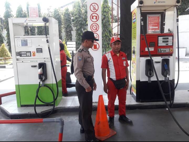Babinkamtibmas Takal Kedinding Patroli SPBU, Antisipasi Tindak Kriminalitas