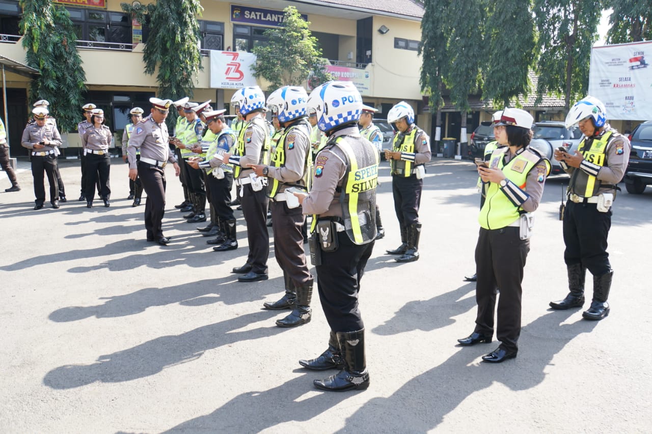 Kasat Lantas Polres Tanjung Perak Pimpin Kamis Pak Polis Kepada Personil