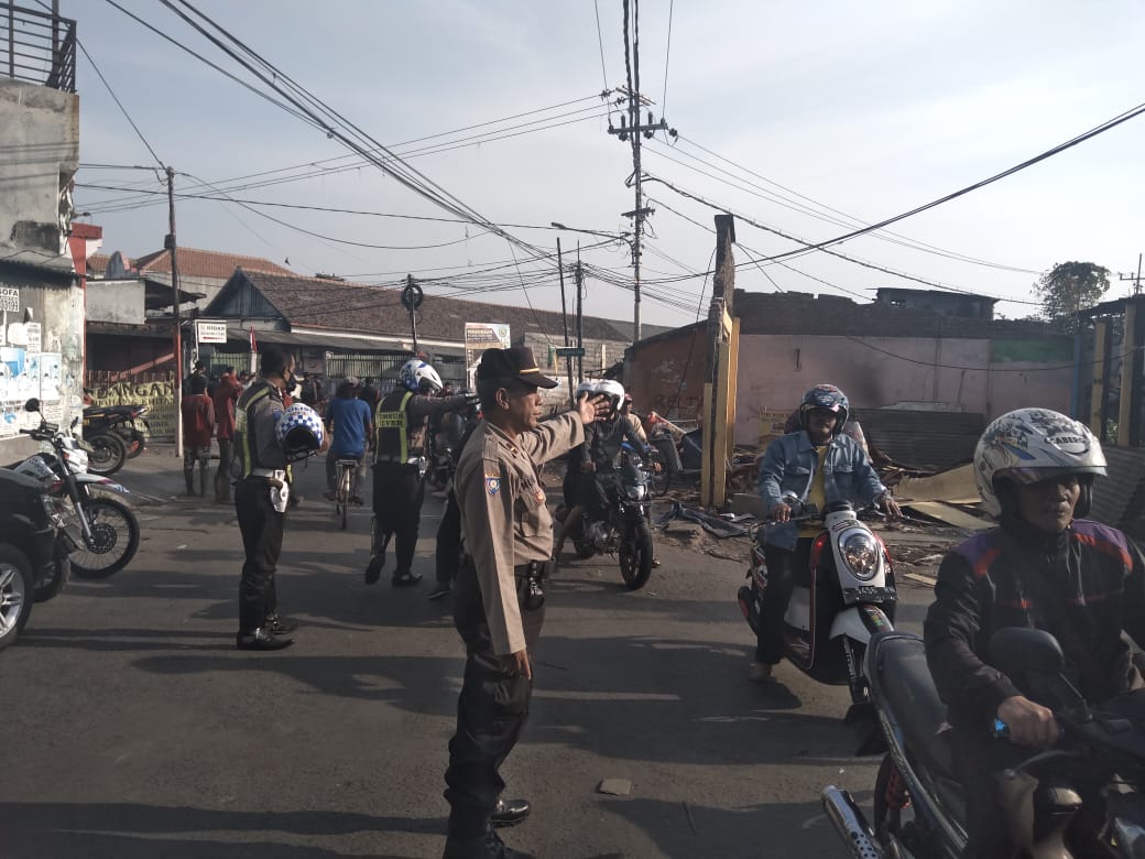 Kapolsek Semampir Ikut Kawal Eksekusi Bangunan Liar Tenggumung Wetan