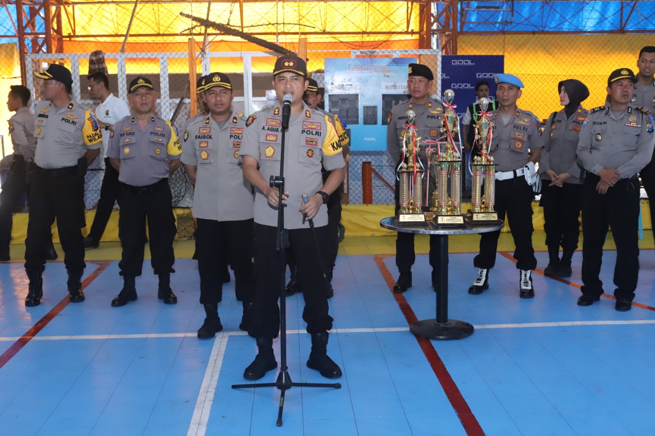 Kapolres Tanjung Perak Serahkan Hadiah Untuk Tim Juara Turnamen Futsal