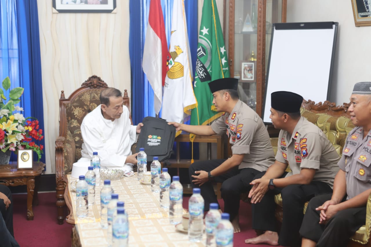 Kapolres Tanjung Perak Bersama PJU & Kapolsek Jajaran Sambang Habib Lutfi Bin Yahya di Pekalongan