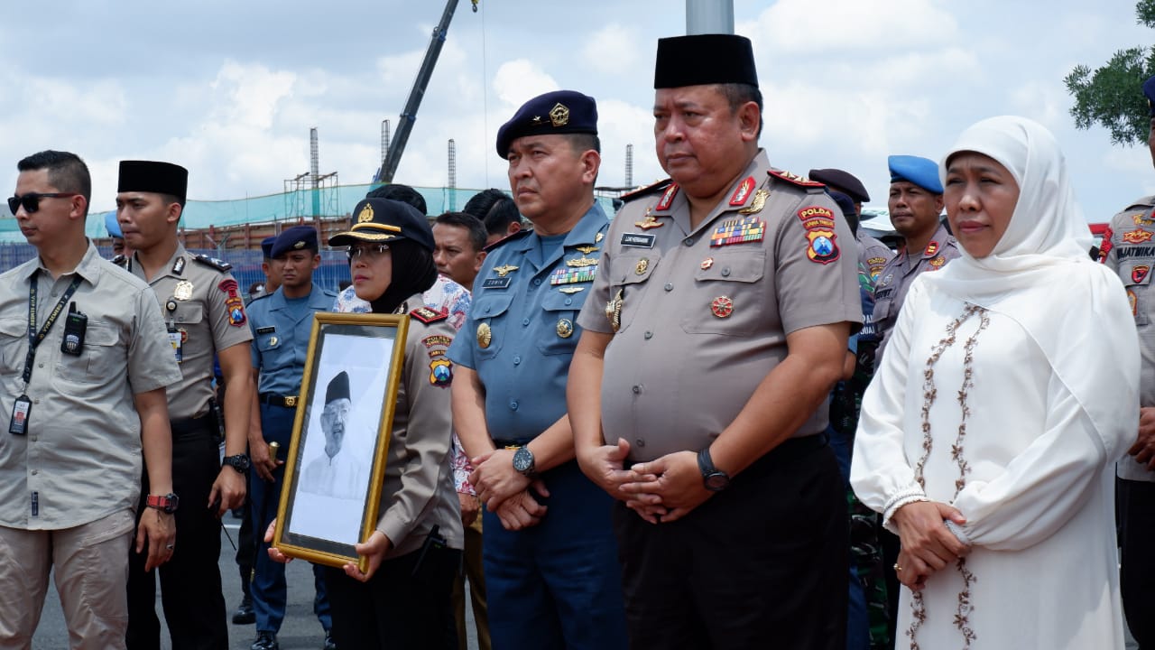 Kapolres Tanjung Perak Ikut Sambut Jenasah Gus Sholah di Juanda