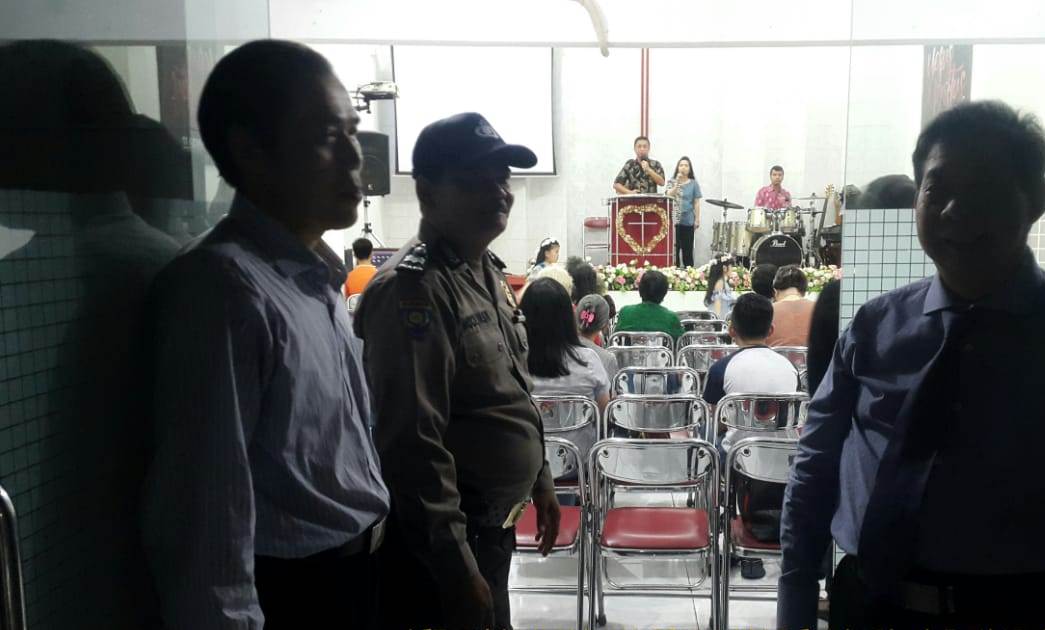 Polsek Pabean Cantikan Amankan Kebaktian Rutin di Gereja Pantekosta Jalan Layar