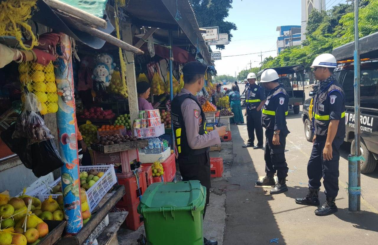 Satsabhara Polres Tanjung Perak Patroli Pasar Ujung, Sampaikan Himbuan Waspada 3C