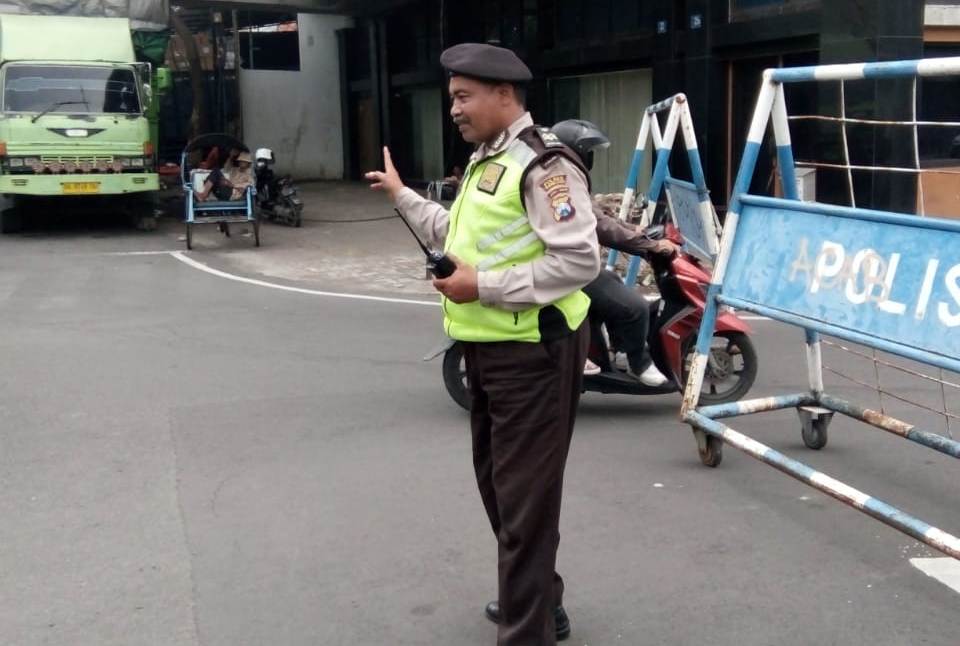 Polsek Pabean Cantikan Lakukan Pengaturan Sore, Bantu Kepulangan Pekerja