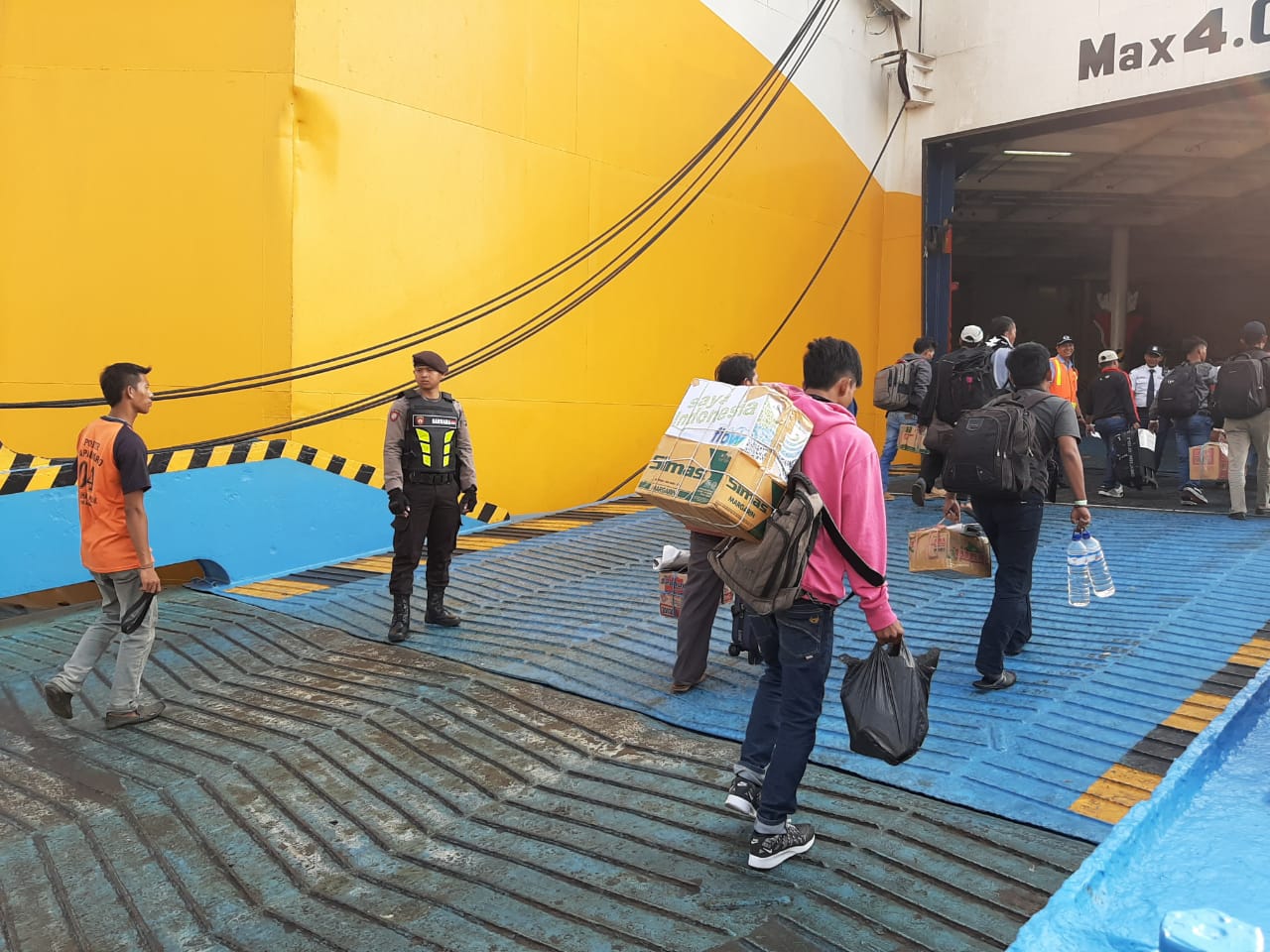 Personil Satsabhara Pantau Keamanan Penumpang Kapal di Pelabuhan GSN