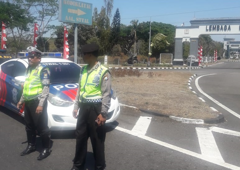 Satlantas Polres Tanjung Perak Bersama Satsabhara Pengaturan Lalu Lintas Pagi