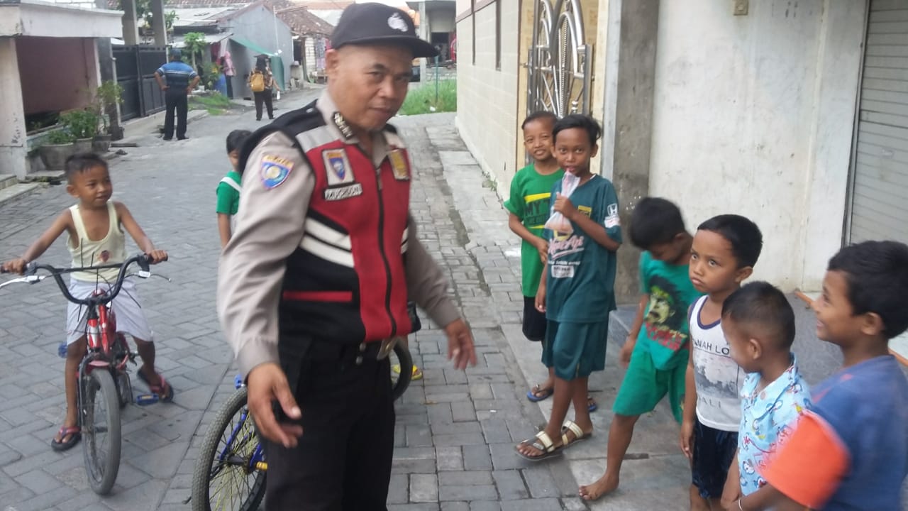 Babinkamtibmas Polsek Asemrowo Naseti Anak-anak Agar Berhati-hati Bermain di Jalan